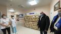 Председатель Думы города Мегиона Анатолий Алтапов и его заместитель Александр Курушин передали врачам ковидного госпиталя мегионской больницы горячие пироги.