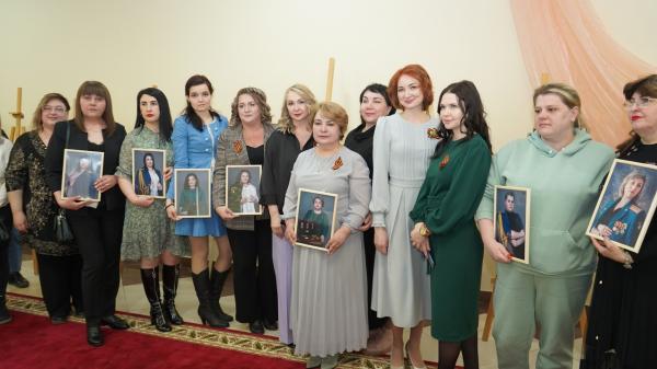 В Мегионе открыли фотовыставку «Жены героев»