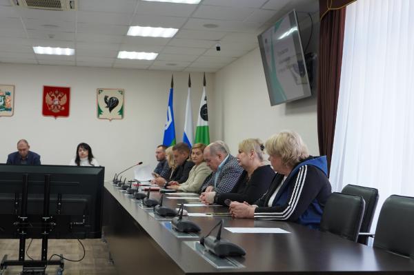 Сегодня, после летних каникул, в период которых мы провели два внеочередных заседания, систематически осуществляли контроль за ходом строительства и ремонтом городских объектов, провели заседание постоянной депутатской комиссии по социальной политике.