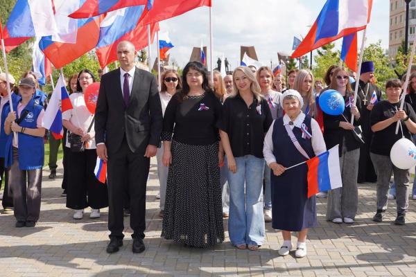 Сегодня на мемориальном комплексе «Аллея Славы» мы вместе с мегионцами отметили один из самых значимых государственных праздников — День Государственного флага Российской Федерации.