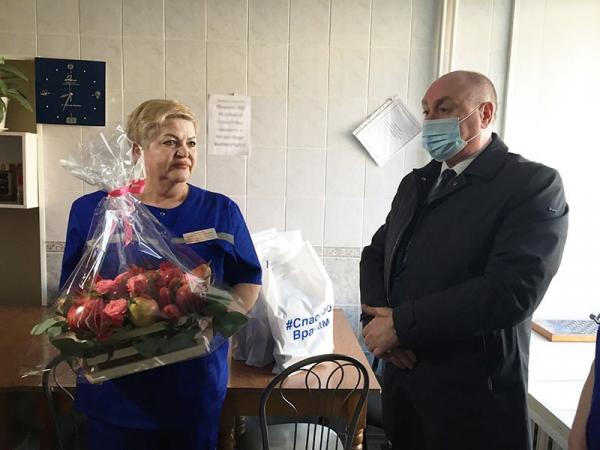 Работники скорой медицинской помощи получили поздравления от мегионских партийцев