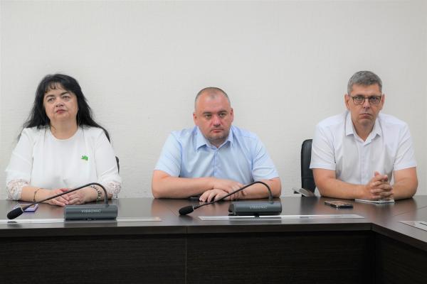 На еженедельном аппаратном совещании подвели итоги прошедшей недели и наметили планы на ближайшие дни.