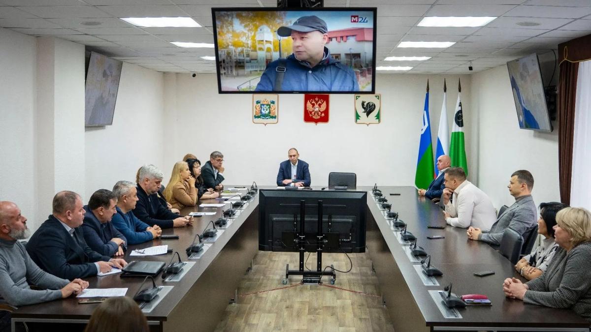 Понедельник всегда насыщенный событиями день, сегодня начался с традиционного аппаратного совещания администрации города. Обсудили, как прошла предыдущая неделя, наметили задачи на текущую.