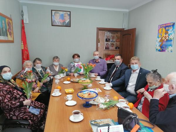 Депутаты поздравили ветеранов с наступившей весной